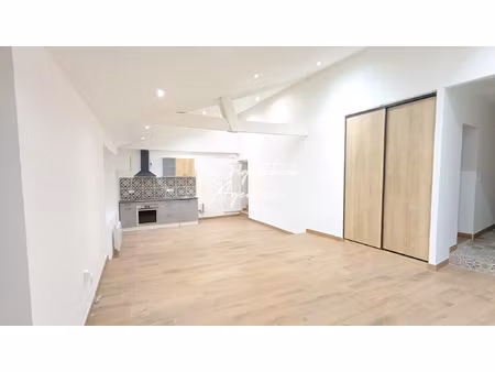 maison en pierre rénovée de 74 m2 avec jardin