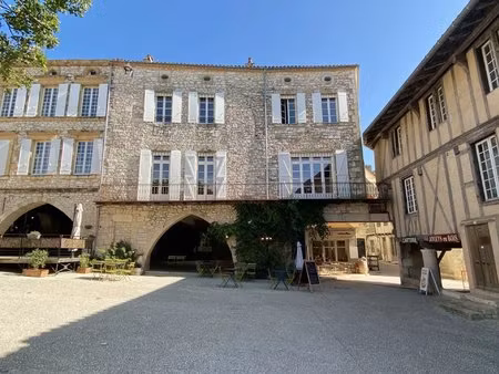 charmante appartement de 4 chambres avec toit-terrasse au coeur de monflanquin