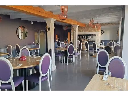 dans un charmant village  à proximité des sites touristiques du lot  bel hôtel-restaurant.