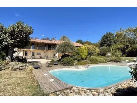 maison en pierre avec piscine
