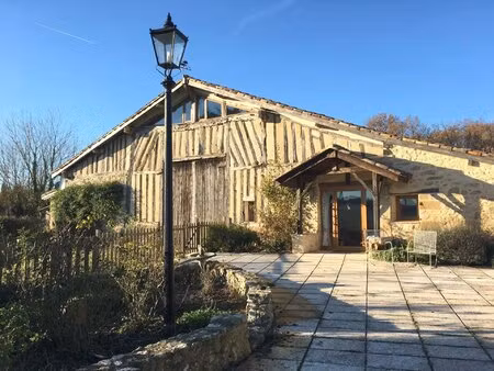 belle maison et grange convertie avec 24 hectares de terrain et vues