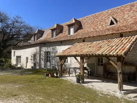 maison en pierre magnifiquement rénovée près d'un village