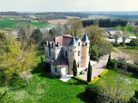 splendide château du xixème siècle avec tourelles – élégance  confort et art de vivre à la
