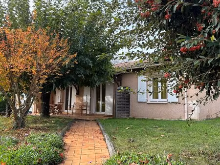 pavillon de plain-pied indépendant avec piscine dans un endroit calme et à proximité de to