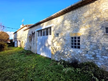 charmante ferme en pierre offrant de beaux volumes et un excellent potentiel.