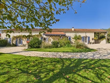 charmante ferme avec piscine sur près d’une hectare