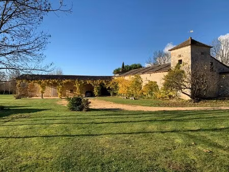 superbe ancienne ferme fortifiée avec piscine dans un cadre idyllique