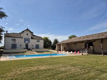 propriété en pierre avec piscine  grange et 2 5 hectares – proche puymirol  lot-et-garonne