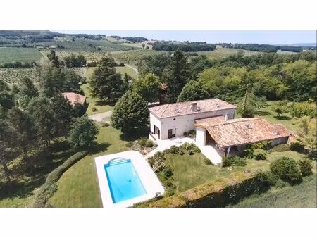 impressionnante maison en pierre avec piscine et jardins très privés