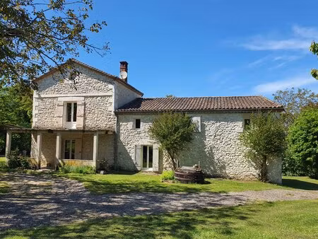 ensemble immobilier offrant une maison principale avec une maison d'amis et 4.2 ha de terr