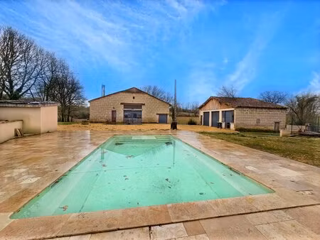 maison de pierre de taille avec belle piscine