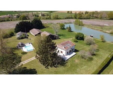 maison familiale en pierre avec maison d'amis séparée et deux granges