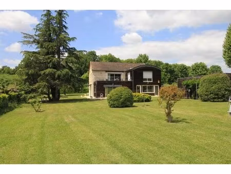 belle maison offrant deux logements indépendants avec grand jardin