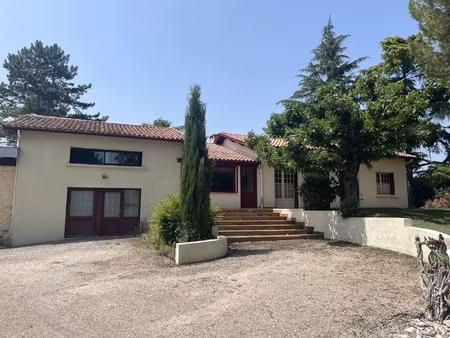 maison de plain-pied avec appartement et dépendances dans une belle région rurale