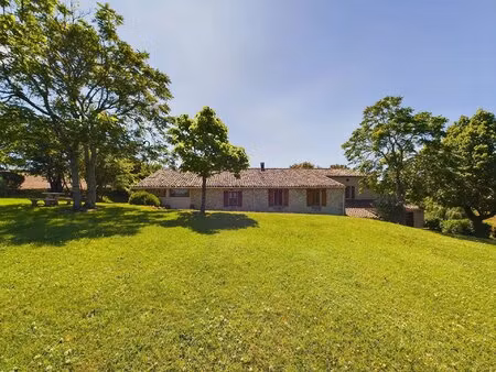 superbe ensemble en pierre avec piscine et studio indépendant dans un cadre idyllique