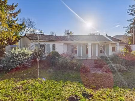 maison contemporaine avec piscine chauffée  jardin paysager et intimité totale – à proximi