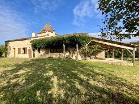 très belle propriété avec une mare et un petit cours d'eau