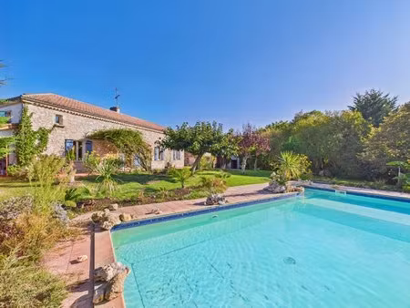 maison de charme avec piscine et vue dégagée à proximité de penne d'agenais