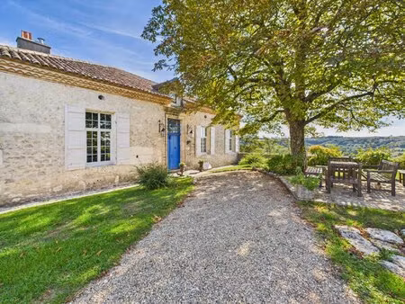 élégante demeure du xviième siècle comprenant 3 logements et offrant une vue imprenable su