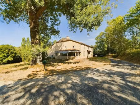 grande maison familiale dans un endroit paisible
