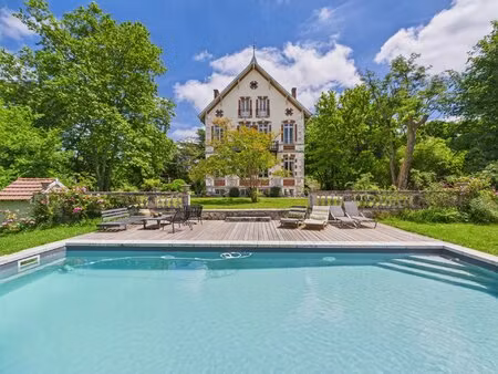 élégante demeure de caractère datant de 1882 avec piscine et installations équestres.
