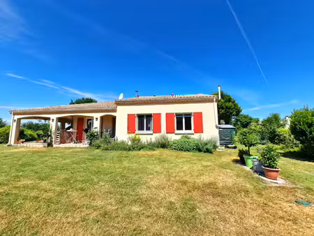maison de plain-pied avec quatre chambres  beau jardin et terrasse couverte