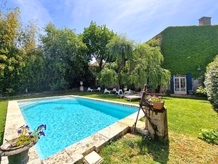 magnifique propriété au cœur d'une bastide animée
