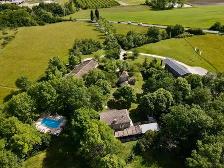 superbe ensemble: 6 maisons en pierre  espace événementiel et piscine