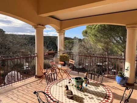 villa avec vue dominante dans un environnement calme