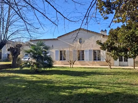 bel ensemble en pierre sur 4.5 hectares - proche marmande