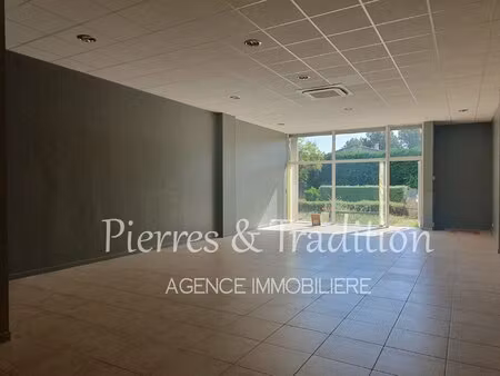 local commercial à louer avec une belle vitrine et parking collectif à coustellet