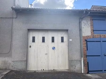 grange pouvant servir d'espace de stockage ou à rénover !