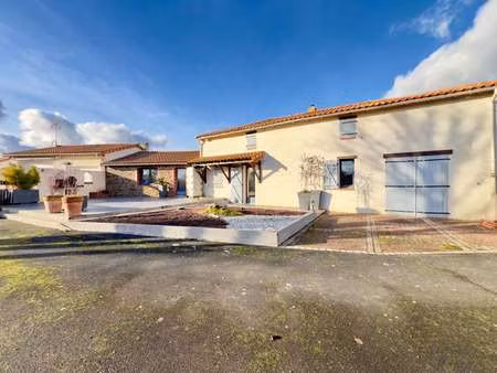 vente maison à montrevault-sur-evre (49110) : à vendre / 230m² montrevault-sur-evre