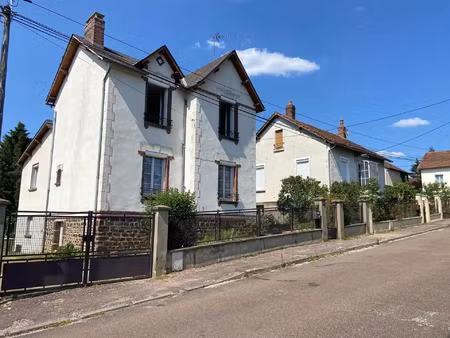 toucy (89130)  proche commerces et centre-ville  maison ancienne de 122 m2 avec sous-sol .