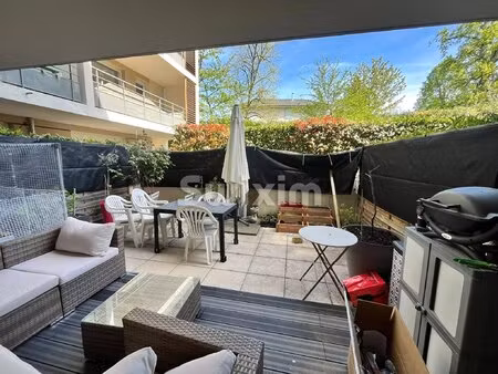 appartement t3 avec superbe terrasse .