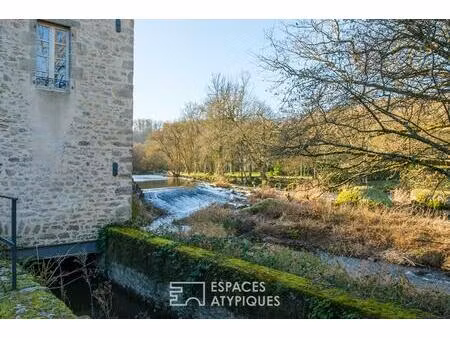 moulin au bord de l'eau avec piscine à proximité d'un village