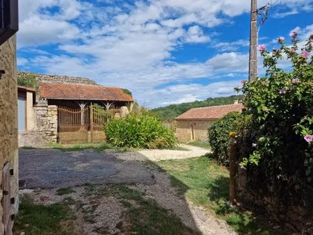 un projet dans un charmant village avec bar  bâtiment à restaurer avec jardin