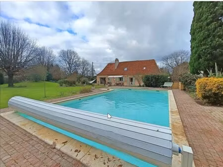 maison spacieuse avec piscine  garage et jardin paysager