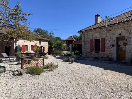 charmante propriété avec deux maisons  grange et piscine chauffée