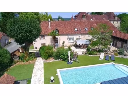 maison perigourdine renovée avec grange  piscine et beau jardin