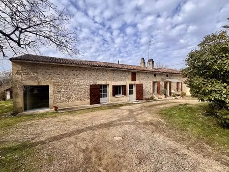 charmante longère en pierre avec jardin arboré et bois