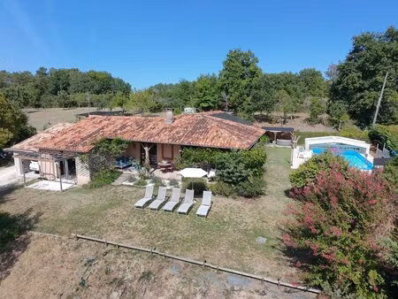 maison contemporaine avec piscine et étang sur 1 7 ha en dordogne