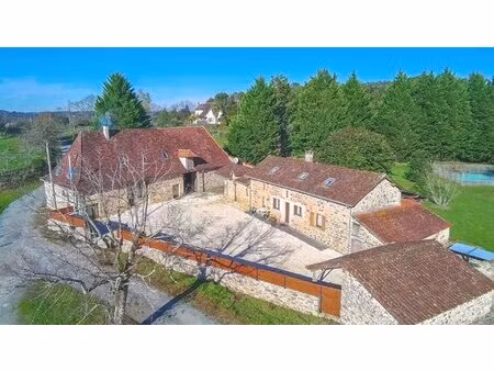 deux maisons périgourdines en pierre avec dépendances  piscine et terrain.
