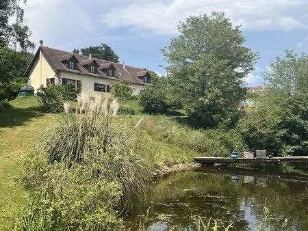 belle maison avec un lac privé