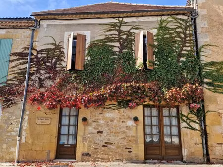 maison de village médiévale en pierre avec cour privatisée