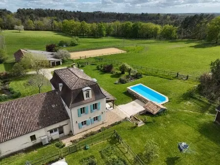 maison à haute performance énergétique avec piscine  maison d'amis et 4 hectares.