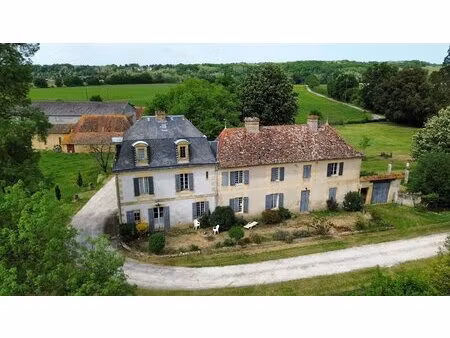 magnifique château et sa ferme situés sur un domaine de plus de 38 hectares d’un seul tena