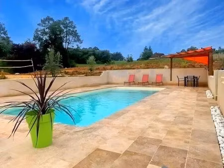 ensemble de ferme en pierre rénové dans un endroit paisible