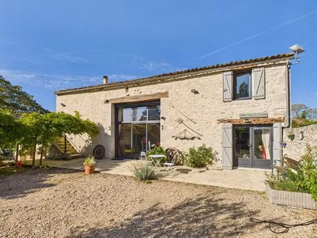 magnifique grange en pierre  avec 6 chambres  4 salles de bain et piscine chauffée