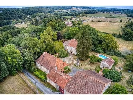 domaine historique avec deux maisons  près de 3ha de terrain  grange  piscine